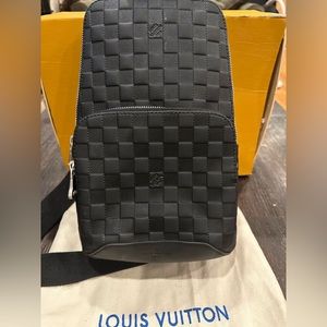 LOUIS VUITTON AVENUE SLING BAG